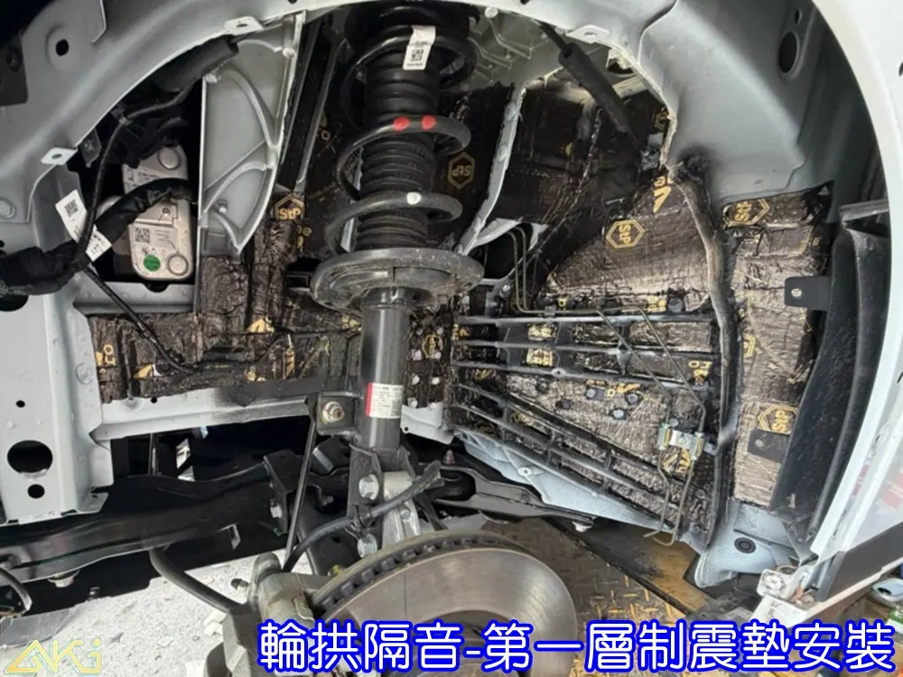 FOXTRON BRIA 輪拱隔音 輪拱制震隔音 輪拱制震處理 輪拱吸音棉配置 輪拱隔音完成 四輪隔音 輪拱路噪改善 鴻華先進
