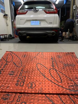 aki汽車 AKIcar 汽車隔音 安裝 車體隔音 全車隔音 阻尼板 隔熱棉 隔音材 制震消音墊 防潮隔音棉 共鳴 共振 制震墊 通病 吸音 鈑金 振動 防鏽 轟轟 噪音 制震隔音 隔音diy 隔音條 止震墊 止震板 隔音墊 隔音效果 隔音改裝 隔音升級 隔音如何改進 加強隔音 汽車噪音 隔音很差 車內 吵雜 聲音 隔音處理 阻尼係數