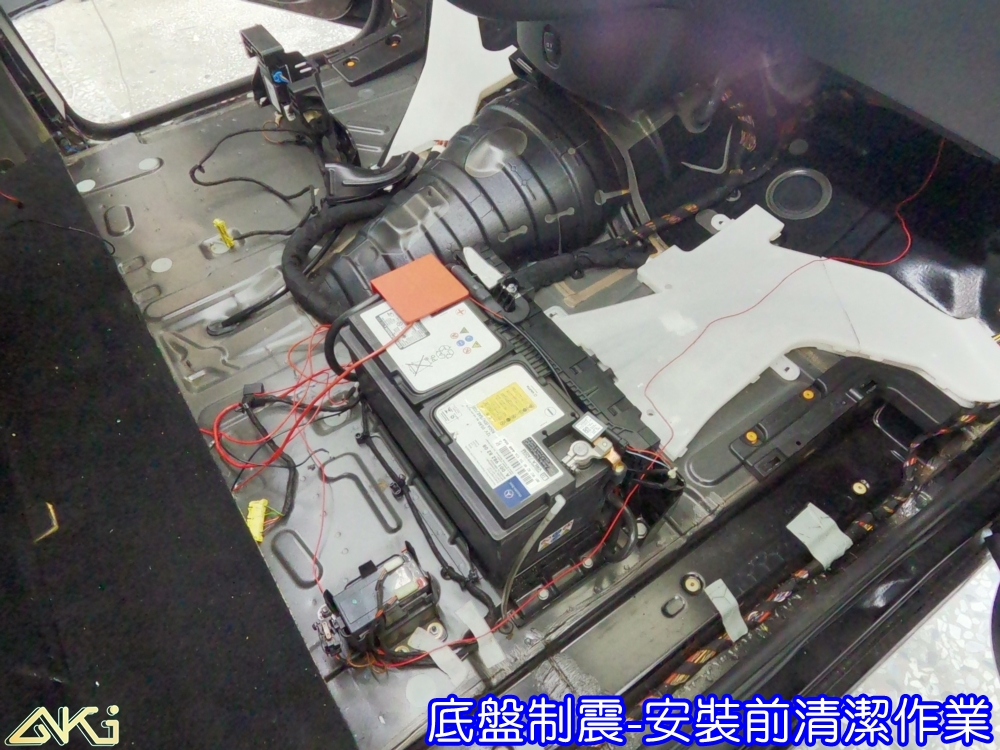 BENZ W447 V CLASS 底盤制震 AKI汽車隔音 底盤 車內地毯 汽車隔音 車內共鳴 異音 底盤噪音 輪胎噪音 底盤隔音 車體隔音 車箱隔音 降低噪音 轟轟聲 全車隔音 汽車制震 制震墊 吸音棉 防鏽 STP