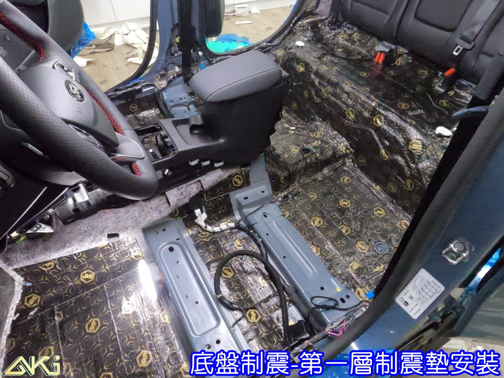 FORD FOCUS WAGON 底盤隔音 福特ACTIVE ST 車廂隔音 底盤制震 車內地毯 車內共鳴 底盤噪音 輪胎噪音 底盤加強 車體隔音 板金薄 高速噪音 車箱隔音 降低噪音 轟轟聲 全車隔音 制震墊 吸音棉