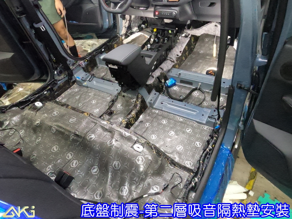 FORD FOCUS WAGON 底盤隔音 福特ACTIVE ST 車廂隔音 底盤制震 車內地毯 車內共鳴 底盤噪音 輪胎噪音 底盤加強 車體隔音 板金薄 高速噪音 車箱隔音 降低噪音 轟轟聲 全車隔音 制震墊 吸音棉