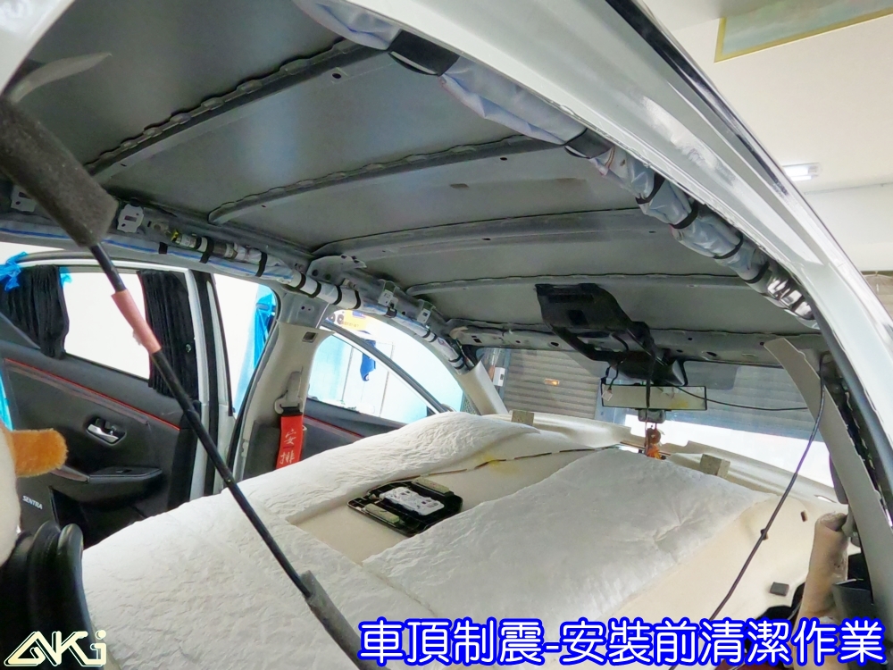 NISSAN SENTRA B18 車頂隔音 仙草 台中汽車隔音 車頂 車蓬 天篷 汽車隔音推薦 車體隔音 隔音施工 下雨 防火材質 吸音棉 車頂隔熱 隔音墊 隔熱棉 頂棚 吸熱 空調 車頂噪音 輕量 無毒