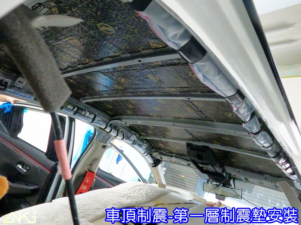 NISSAN SENTRA B18 車頂隔音 仙草 台中汽車隔音 車頂 車蓬 天篷 汽車隔音推薦 車體隔音 隔音施工 下雨 防火材質 吸音棉 車頂隔熱 隔音墊 隔熱棉 頂棚 吸熱 空調 車頂噪音 輕量 無毒
