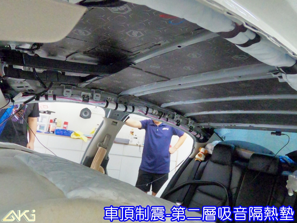 NISSAN SENTRA B18 車頂隔音 仙草 台中汽車隔音 車頂 車蓬 天篷 汽車隔音推薦 車體隔音 隔音施工 下雨 防火材質 吸音棉 車頂隔熱 隔音墊 隔熱棉 頂棚 吸熱 空調 車頂噪音 輕量 無毒