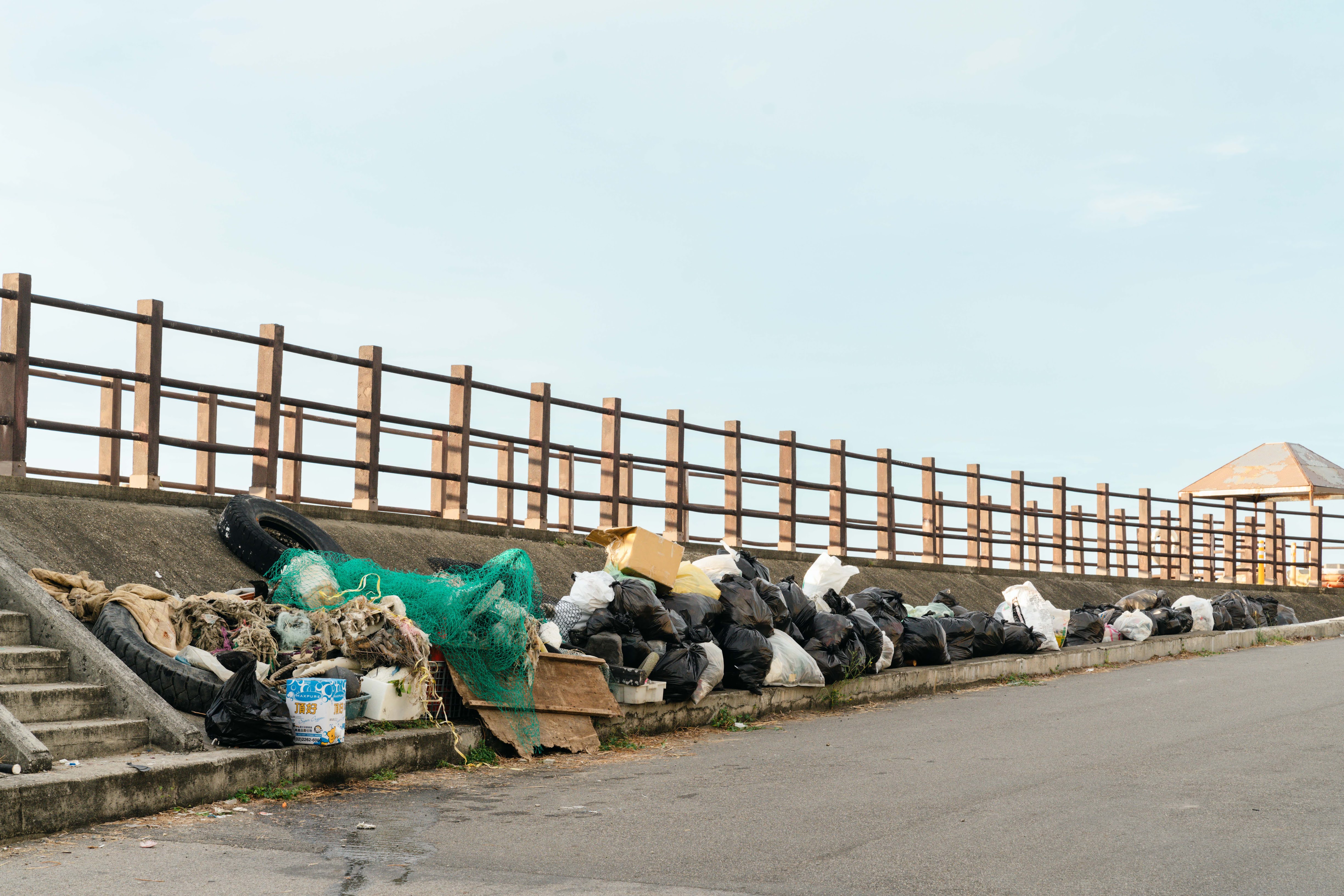 RE THINK 大安北沙海堤淨灘 公益活動 環境保護 SDGE 陸域生態 海域生態 回收 貢獻 團體 保育 企業責任 台中汽車隔音 永續經營 汽車隔音推薦 無毒 愛地球 海洋垃圾 塑料 玻璃 輪胎 清除垃圾