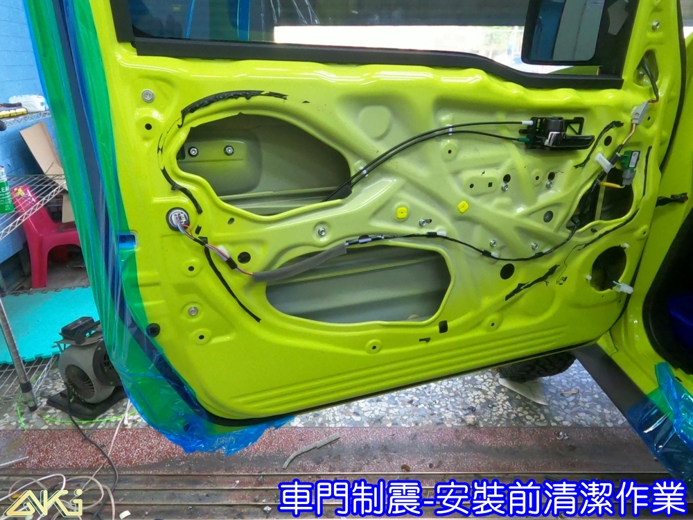 SUZUKI JIMNY 4代 車門隔音 吉米 車門音響 車外噪音 台中汽車隔音 車門制震 車門異音 隔音施工 制震墊 4車門 隔音材 制震消音墊 汽車隔音改裝 隔音效果 汽車隔音材料 改裝音響