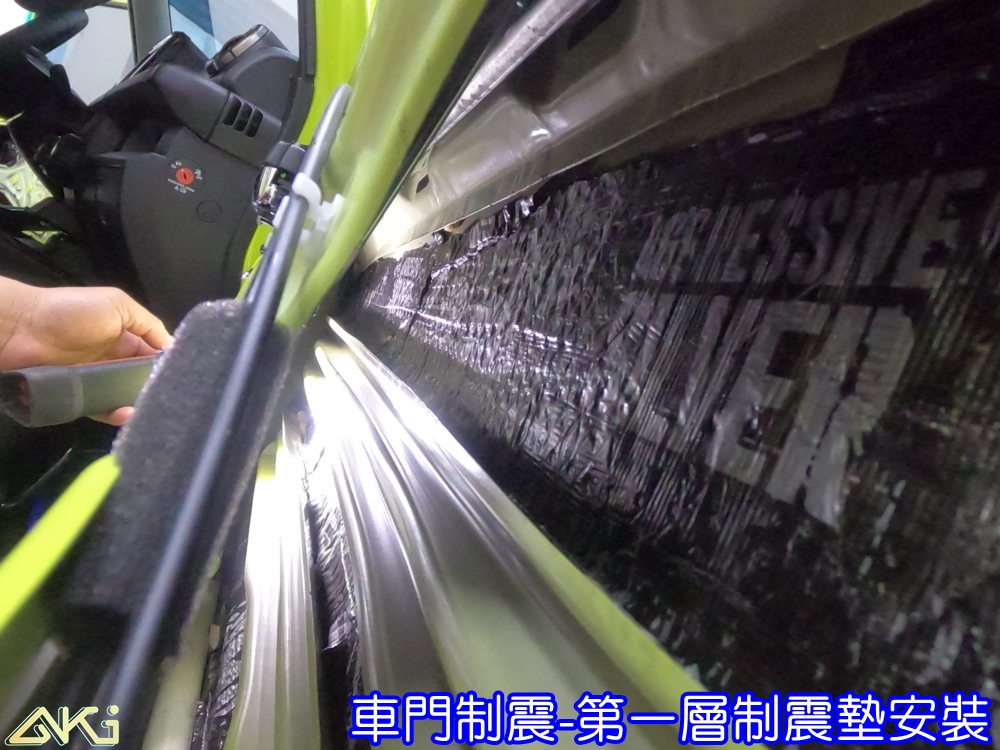 SUZUKI JIMNY 4代 車門隔音 吉米 車門音響 車外噪音 台中汽車隔音 車門制震 車門異音 隔音施工 制震墊 4車門 隔音材 制震消音墊 汽車隔音改裝 隔音效果 汽車隔音材料 改裝音響