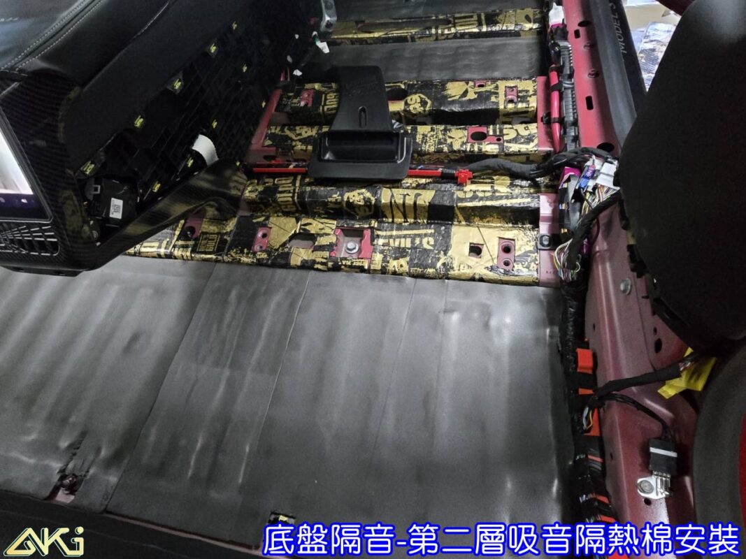 TESLA MODEL 3 底盤隔音 底盤制震隔音 底盤隔音完成結構 底盤隔音工程 底盤制震墊 底盤鈑金制震處理 車底制震墊鋪設 底盤共鳴抑制