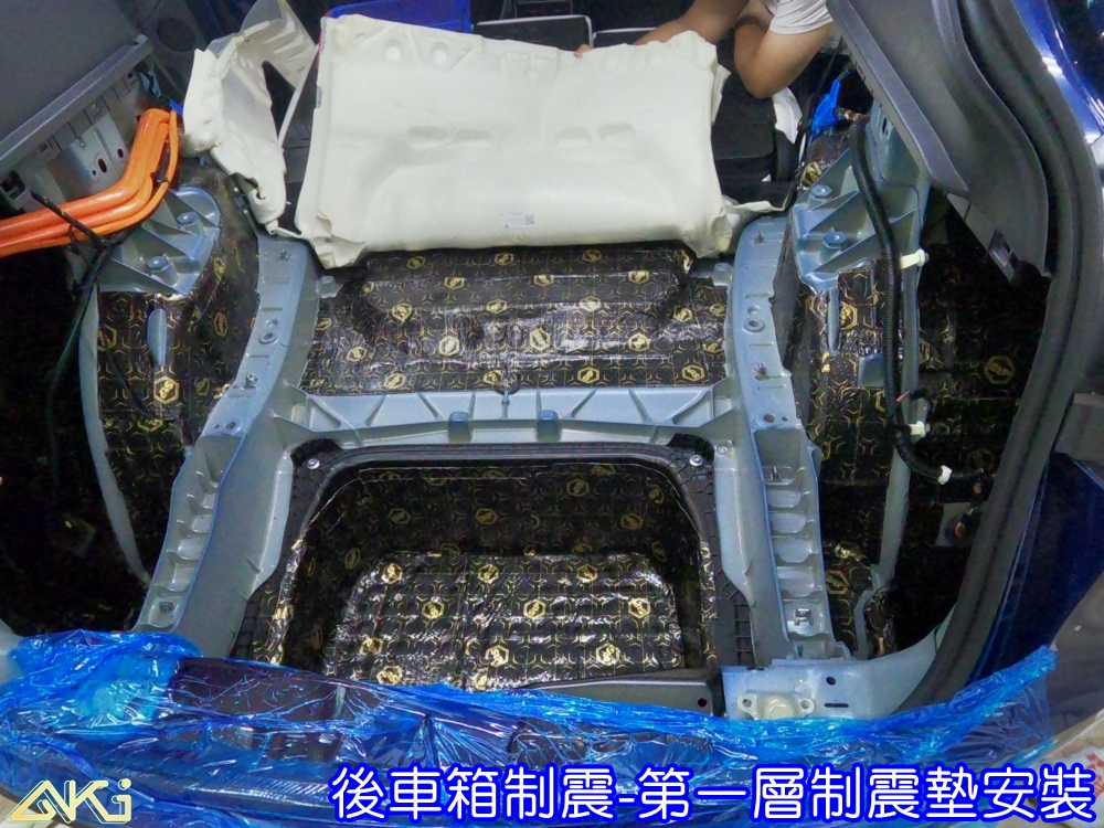 TESLA MODEL Y 後車箱制震 特斯拉 MY 台中汽車隔音 備胎 重低音 共鳴聲 車廂噪音 車體噪音 後座噪音 後備箱 後備廂 隔音 內輪拱 尾廂 低頻 制震墊 吸音棉 汽車隔音 隔音施工 後車箱