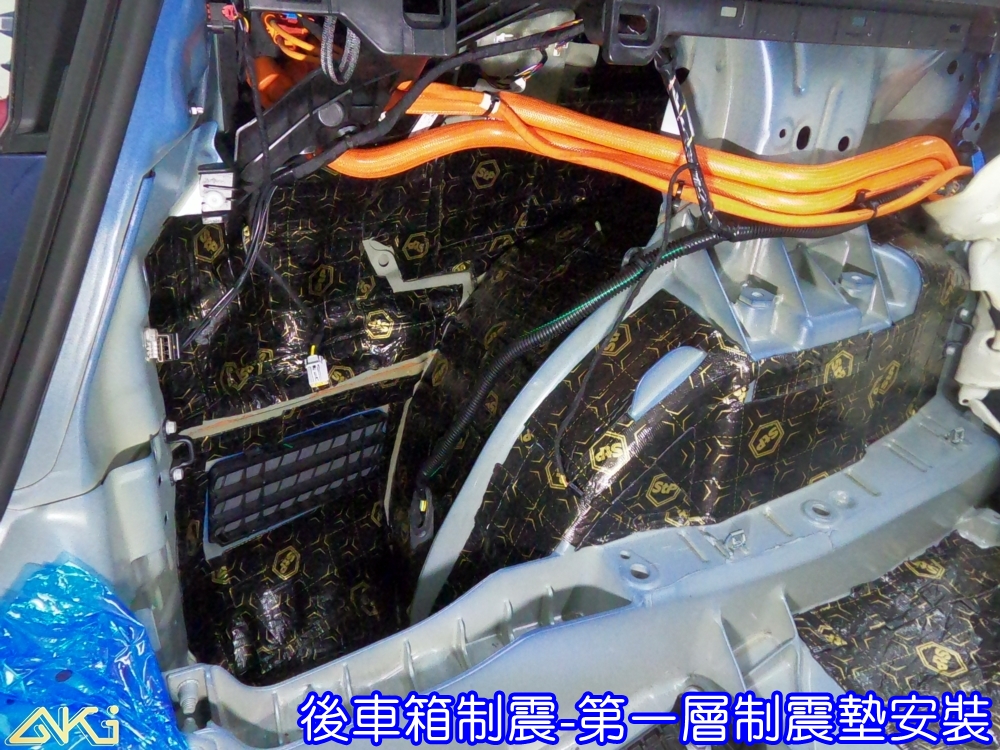 TESLA MODEL Y 後車箱制震 特斯拉 MY 台中汽車隔音 備胎 重低音 共鳴聲 車廂噪音 車體噪音 後座噪音 後備箱 後備廂 隔音 內輪拱 尾廂 低頻 制震墊 吸音棉 汽車隔音 隔音施工 後車箱