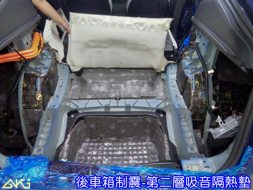 TESLA MODEL Y 後車箱制震 特斯拉 MY 台中汽車隔音 備胎 重低音 共鳴聲 車廂噪音 車體噪音 後座噪音 後備箱 後備廂 隔音 內輪拱 尾廂 低頻 制震墊 吸音棉 汽車隔音 隔音施工 後車箱