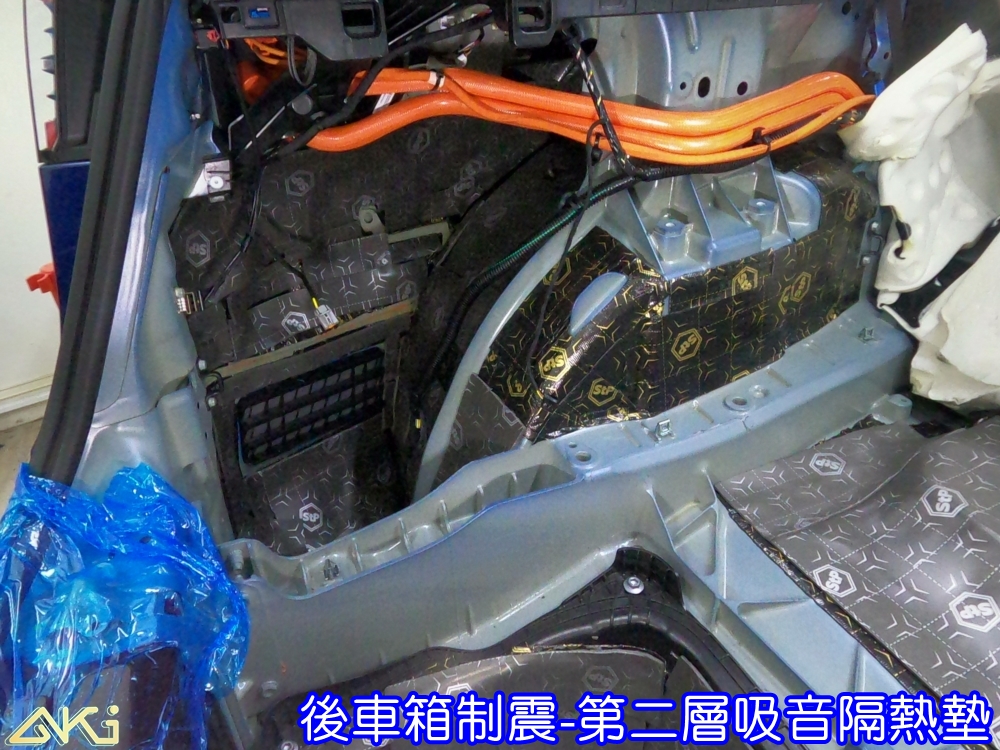 TESLA MODEL Y 後車箱制震 特斯拉 MY 台中汽車隔音 備胎 重低音 共鳴聲 車廂噪音 車體噪音 後座噪音 後備箱 後備廂 隔音 內輪拱 尾廂 低頻 制震墊 吸音棉 汽車隔音 隔音施工 後車箱
