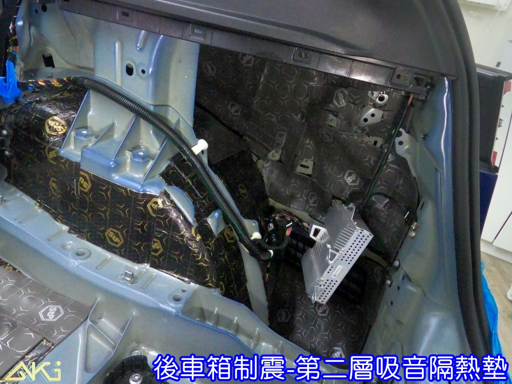 TESLA MODEL Y 後車箱制震 特斯拉 MY 台中汽車隔音 備胎 重低音 共鳴聲 車廂噪音 車體噪音 後座噪音 後備箱 後備廂 隔音 內輪拱 尾廂 低頻 制震墊 吸音棉 汽車隔音 隔音施工 後車箱